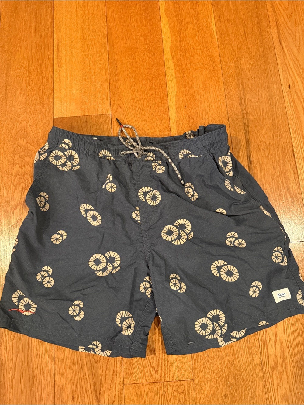 NWOT Med Katin Navy Swim Trunks men’s Cream Print Medium